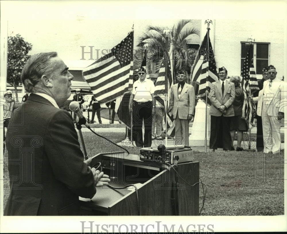 1980 Press Photo Honorary James E. Fitzmorris delivers address at Vet. Hospital.- Historic Images