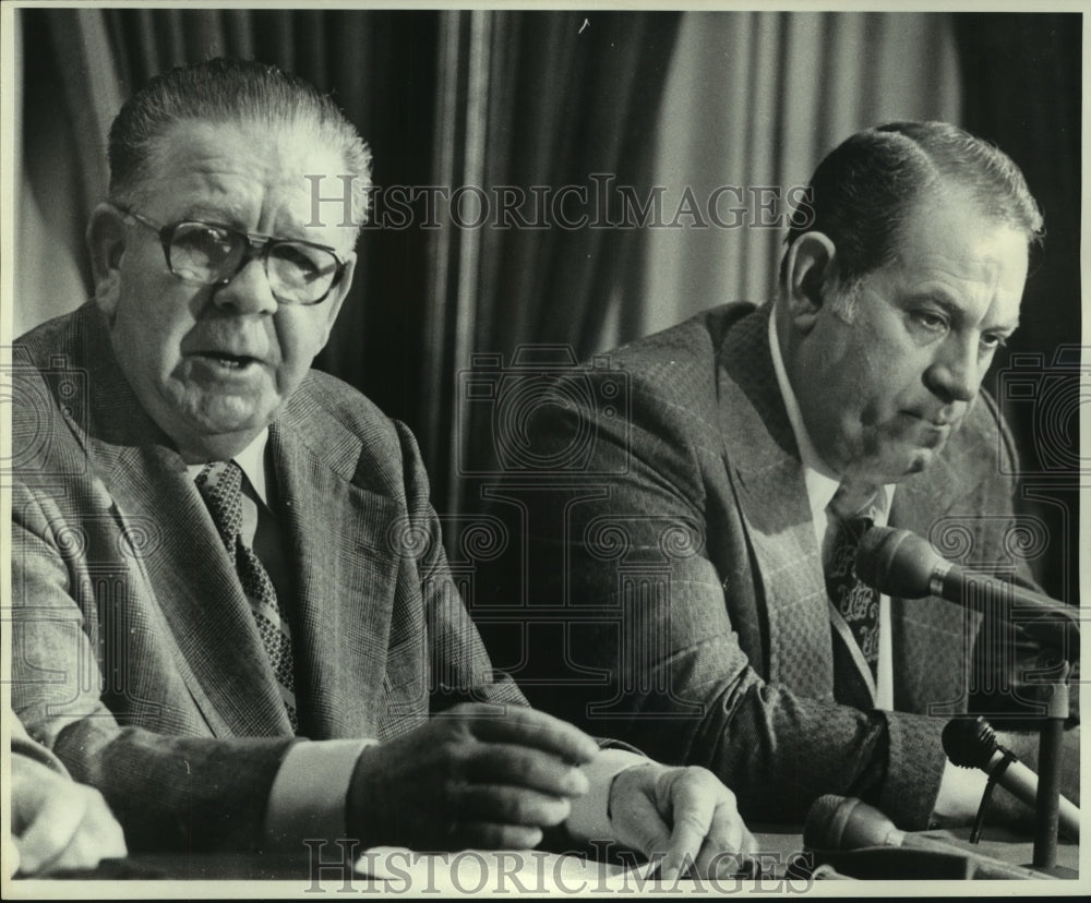 1977 Press Photo Frank Fitzmorris and Jesse Carr conducting a press conference- Historic Images