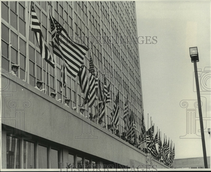 Load image into Gallery viewer, 1975 Press Photo Hundreds of American Flag raised during Flag Day - nob06960
