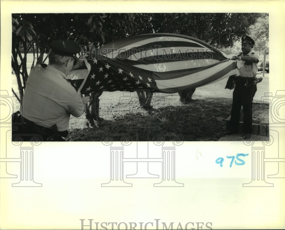 1988 Press Photo Officer John Rabalais &amp; Corporal Ben Cotton on Flag Day at UNO- Historic Images