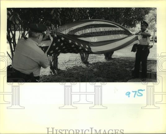 1988 Press Photo Officer John Rabalais & Corporal Ben Cotton on Flag Day at UNO- Historic Images