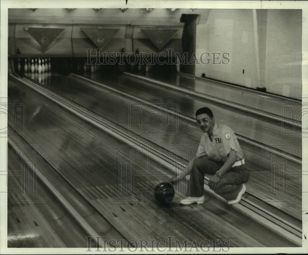 1973 Press Photo Bowling - John Edward Fazzio with Bowling Ball on a Lane- Historic Images