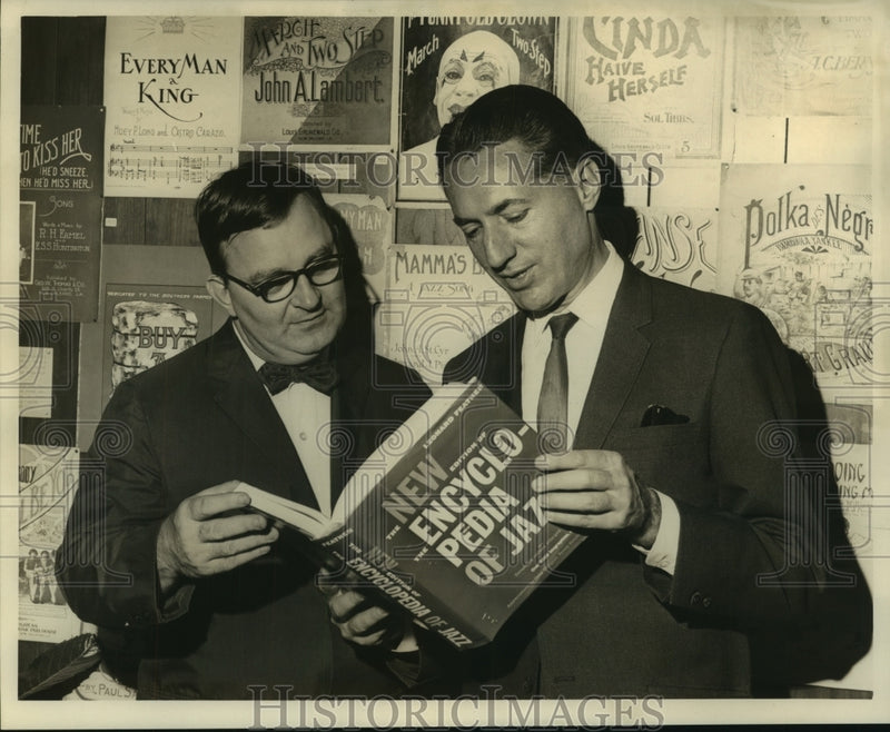 Load image into Gallery viewer, 1966 Press Photo Leonard Feather shows New Encyclopedia of Jazz to Clay Watson
