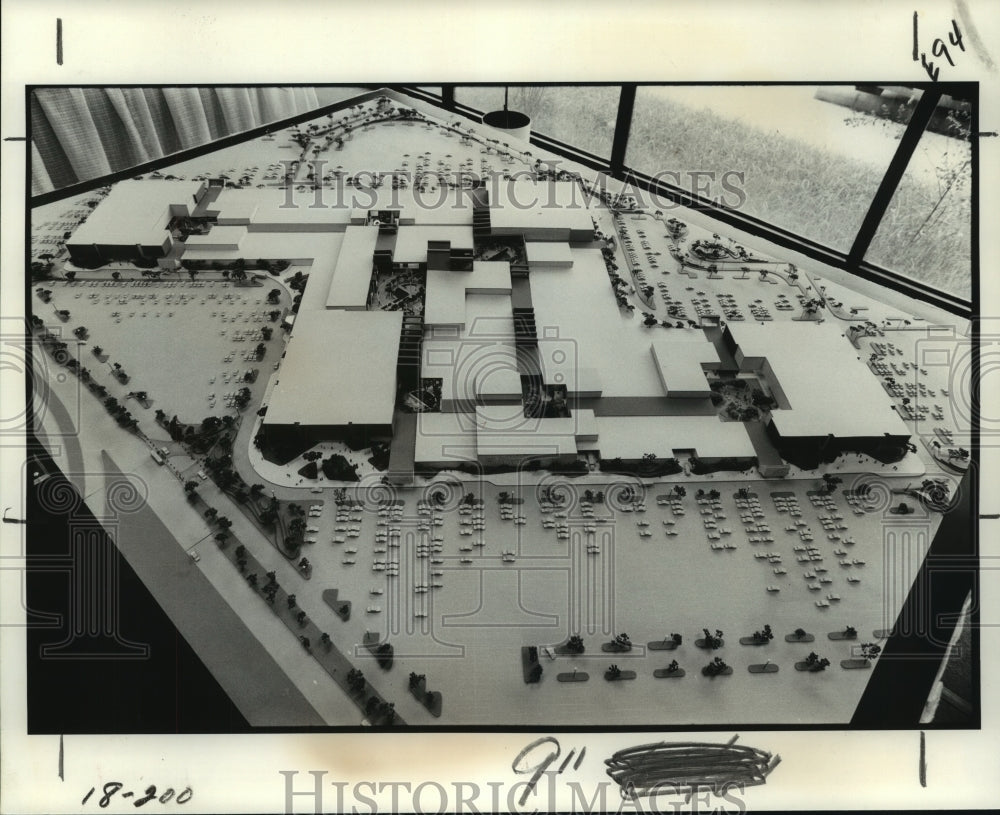 1977 Press Photo Model view of East Jefferson&#39;s Elmwood Village retail shop mall- Historic Images