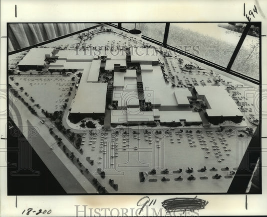 1977 Press Photo Model view of East Jefferson's Elmwood Village retail shop mall- Historic Images