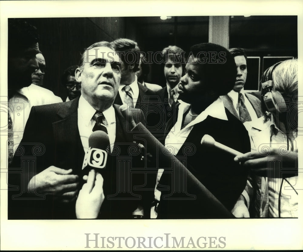 1979 Press Photo James Fitzmorris answers questions from the press.- Historic Images