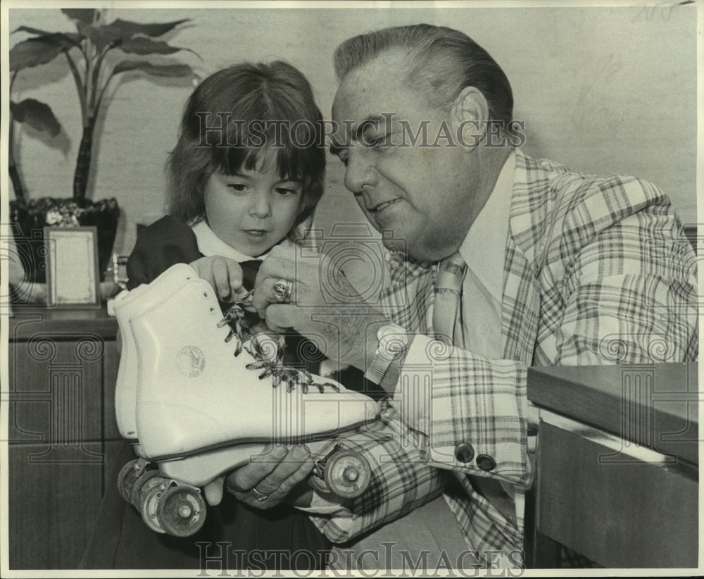 1976 Press Photo Cystic Fibrosis poster child Yvette LeJeune with Fitzmorris- Historic Images