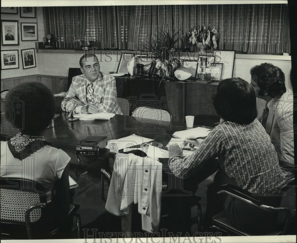 1975 Press Photo Lt. Gov. James E. Fitzmorris, Jr. with staffers- Historic Images