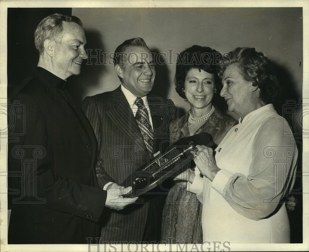 1973 Press Photo Lt. Governor James Fitzmorris &amp; other delegates at Jung Hotel- Historic Images