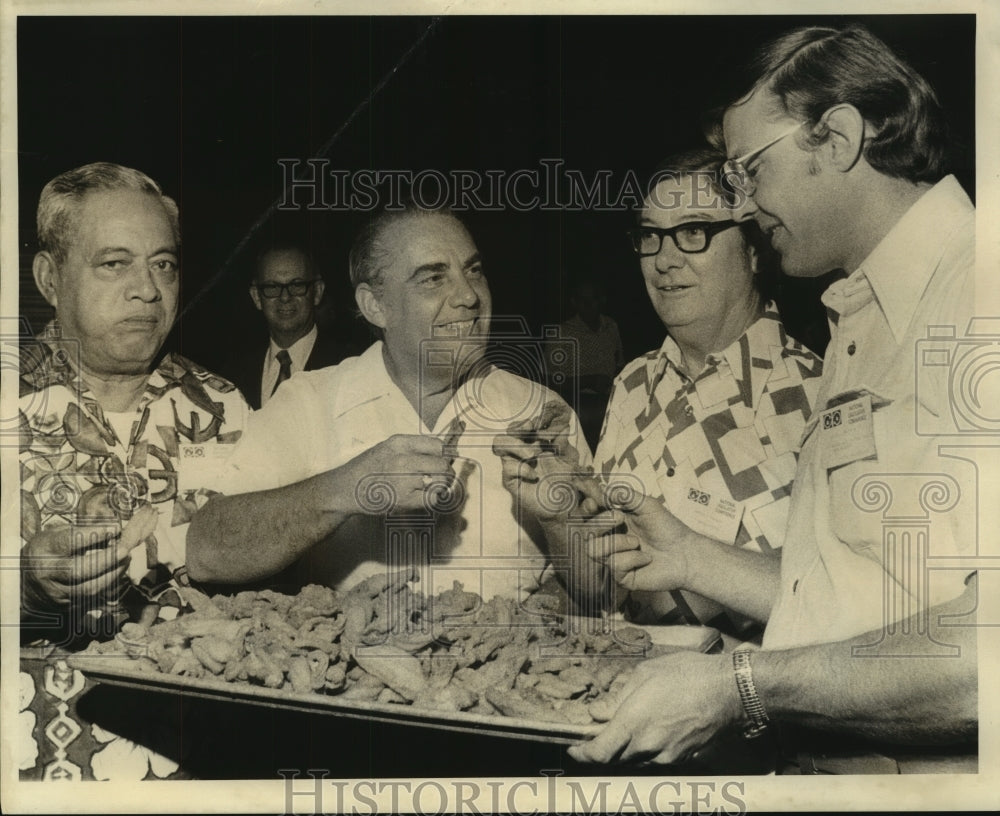 1972 Press Photo Lieutenant Governor James Fitzmorris confers with other leaders- Historic Images