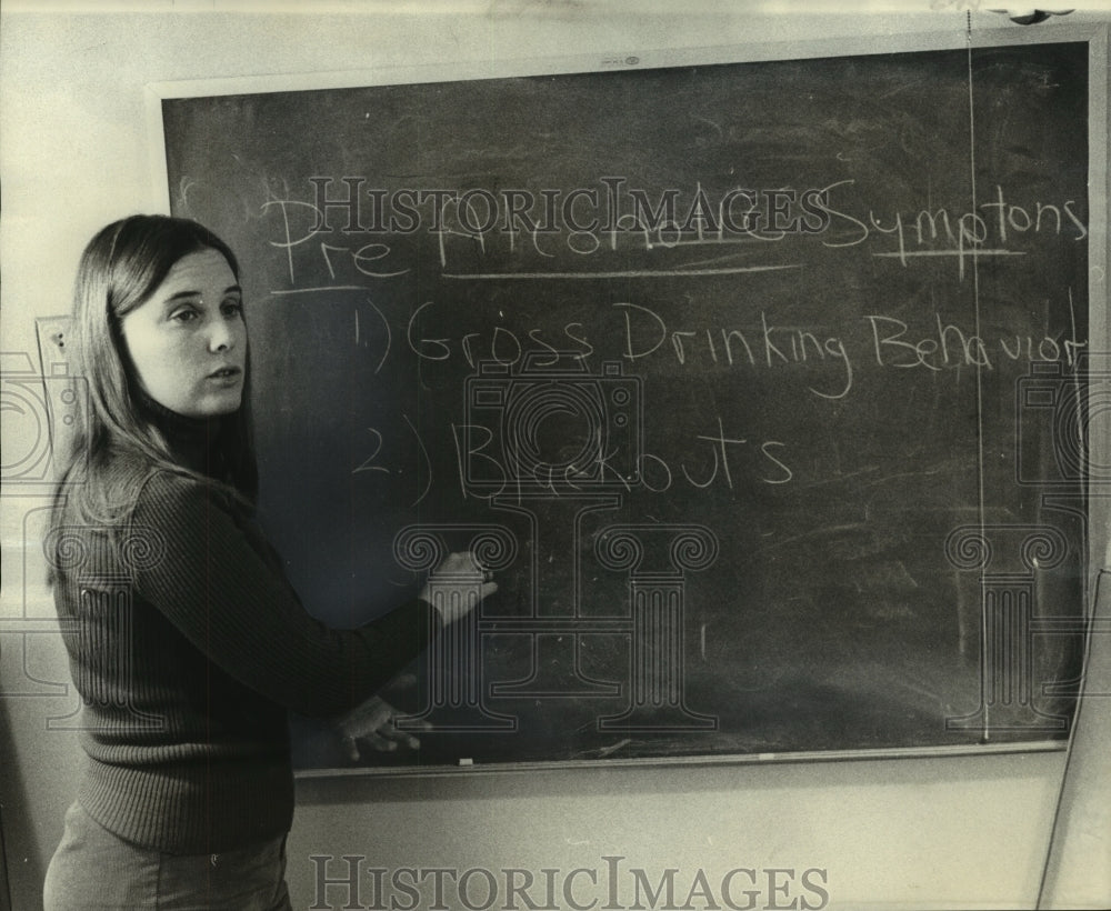 1977 Press Photo Maribeth Flood of Sara Mayo, explains symptoms of Alcoholism  - Historic Images