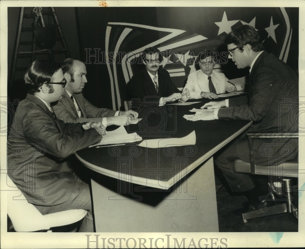 1971 Press Photo Charles Ferguson and others at discussion meeting.- Historic Images