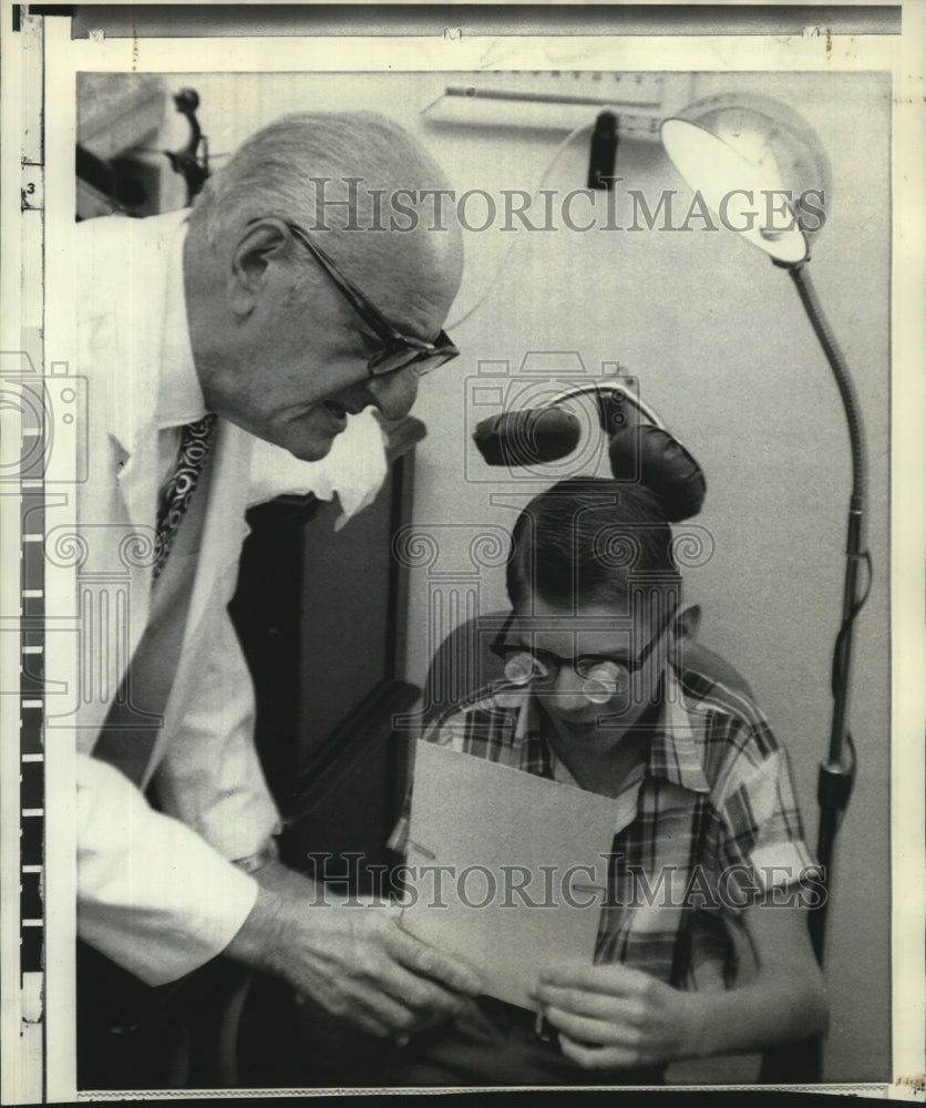 1970 Press Photo Dr. William Feinbloom with glasses for 99% blind patient- Historic Images