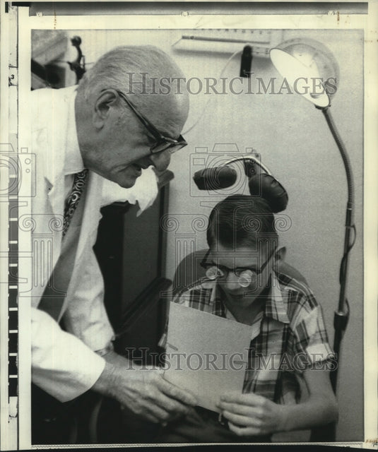 1970 Press Photo Dr. William Feinbloom with glasses for 99% blind patient- Historic Images