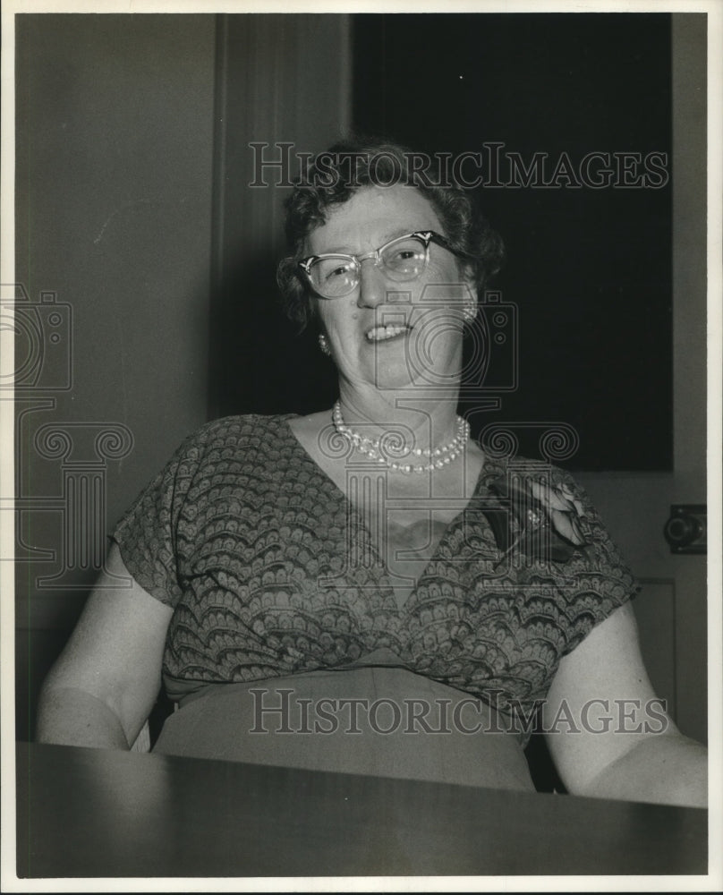 1960 Press Photo Mrs. Ella M. Exsterstein wearing precious pearls - nob07242