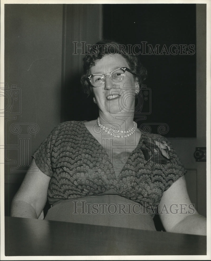 Load image into Gallery viewer, 1960 Press Photo Mrs. Ella M. Exsterstein wearing precious pearls - nob07242
