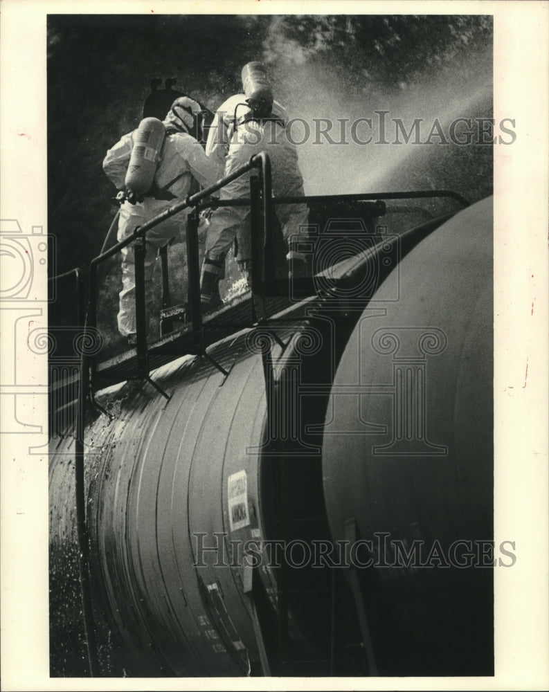 1983 Press Photo Firefighters cools leaking tanker containing anhydrous ammonia