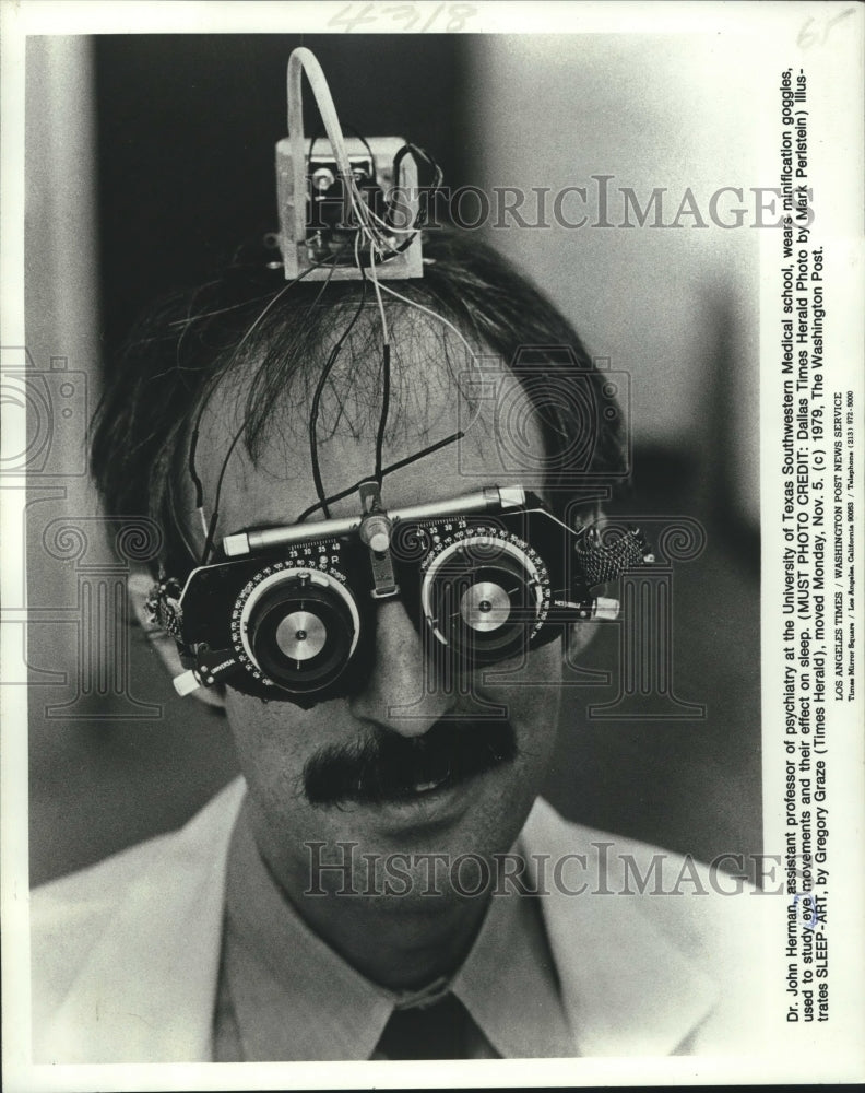 1979 Press Photo Dr. John Herman uses minification goggles on sleep studies.- Historic Images