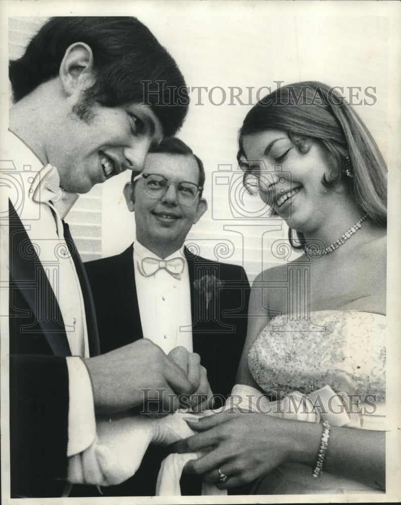 1970 Press Photo Ronad Faust fastens Cathleen&#39;s glove as Vernon Ewing looks on- Historic Images