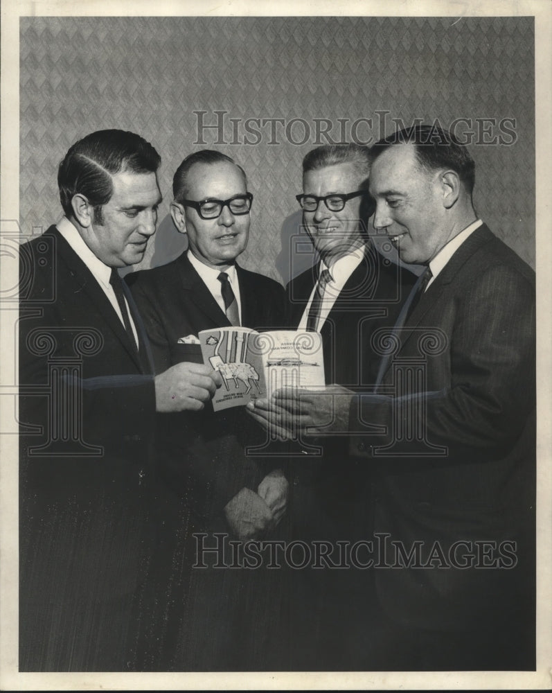 Load image into Gallery viewer, 1968 Press Photo Group at New Orleans Dental Conference - nob07303
