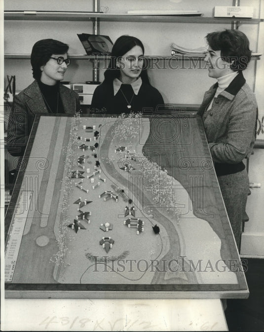 1978 Press Photo Wendy Edwards & others at Tulane display model for festival- Historic Images