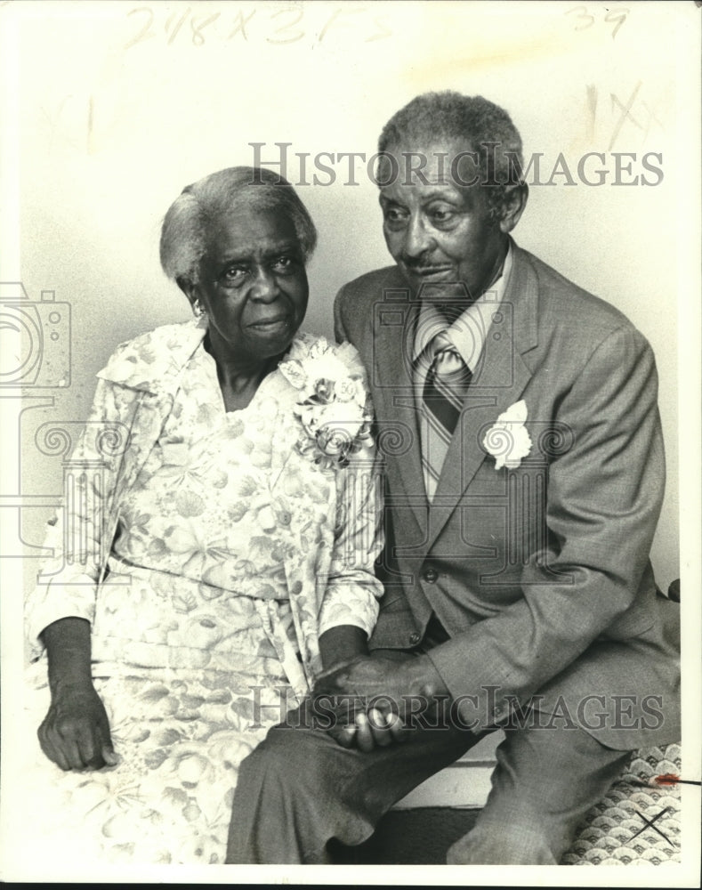 Load image into Gallery viewer, 1976 Press Photo Mr. and Mrs. Emmitt Evans celebrate 50th wedding anniversary

