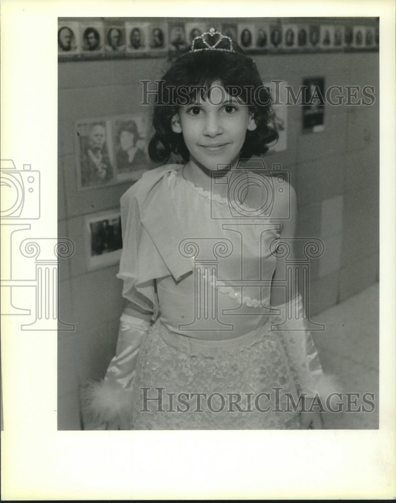 1989 Press Photo Amanda Folse, as Queen Elizabeth, Christ the King School - Historic Images