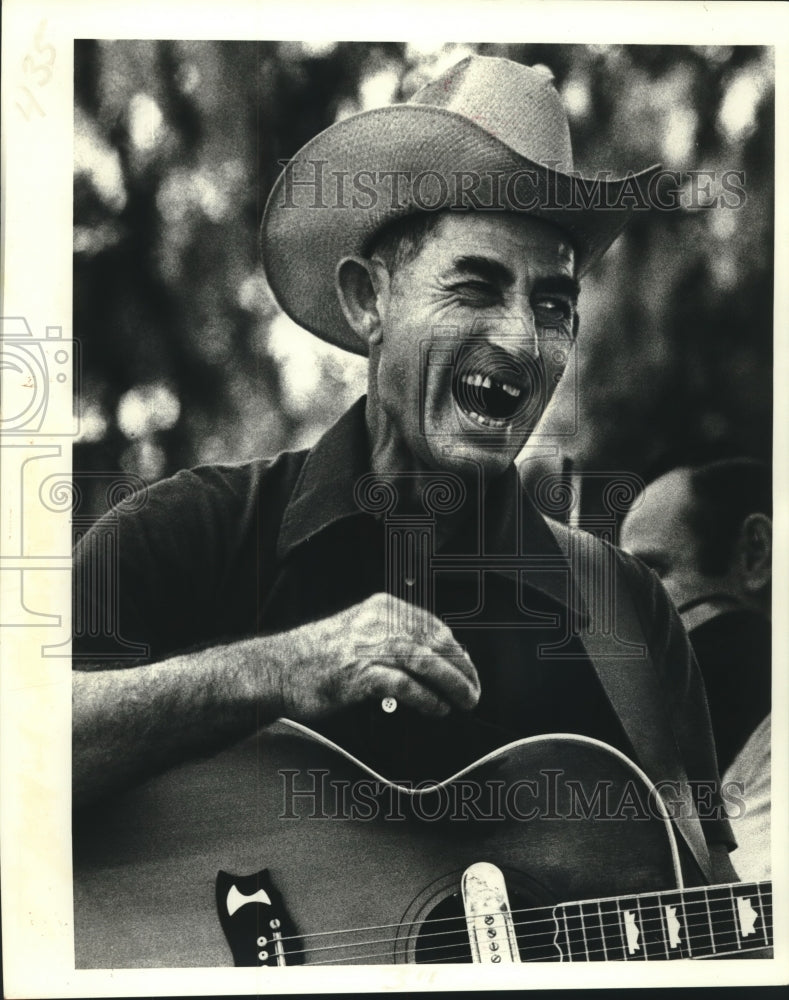 1981 Press Photo Picker D.L. Menard shouts to the crowd. - nob07547- Historic Images