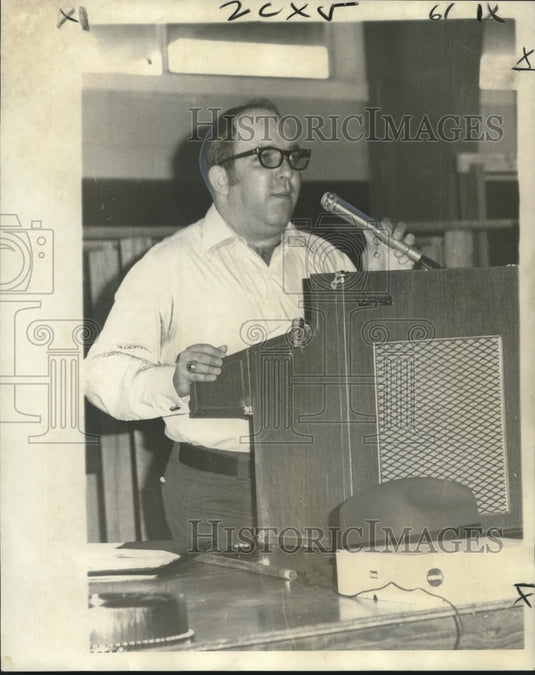 1973 Press Photo Richard Folse tells sugar farmers they will have to wait.- Historic Images