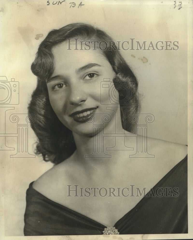 Load image into Gallery viewer, 1953 Press Photo Miss Jean Folse, Maid - Bards of Bohemia. - nob07647
