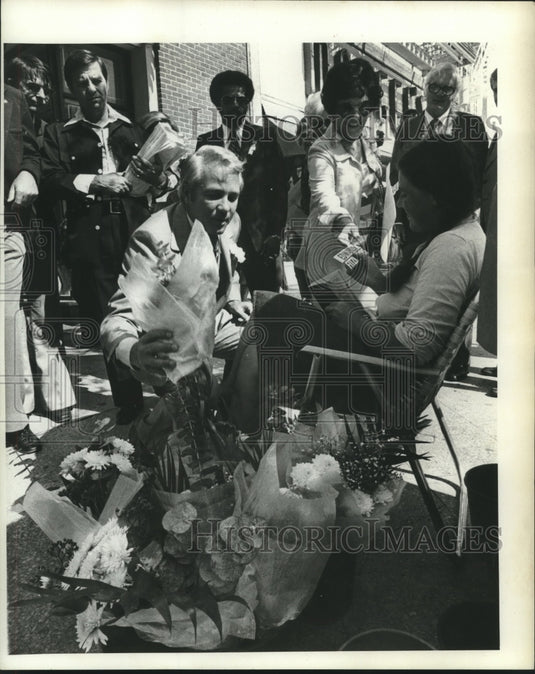 1975 Press Photo Edwin Edwards buys boutique of flowers from vendor.- Historic Images
