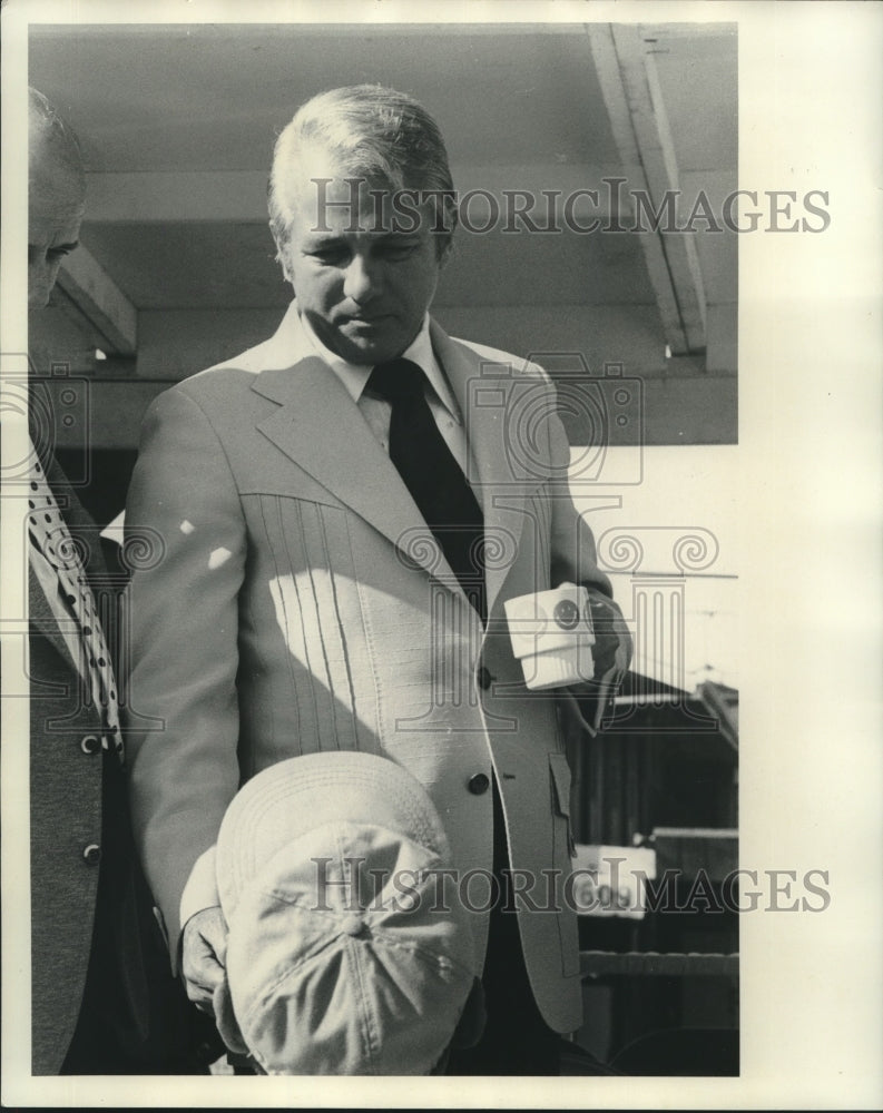 1975 Press Photo Governor Edwin Edwards talks to supporters- Historic Images