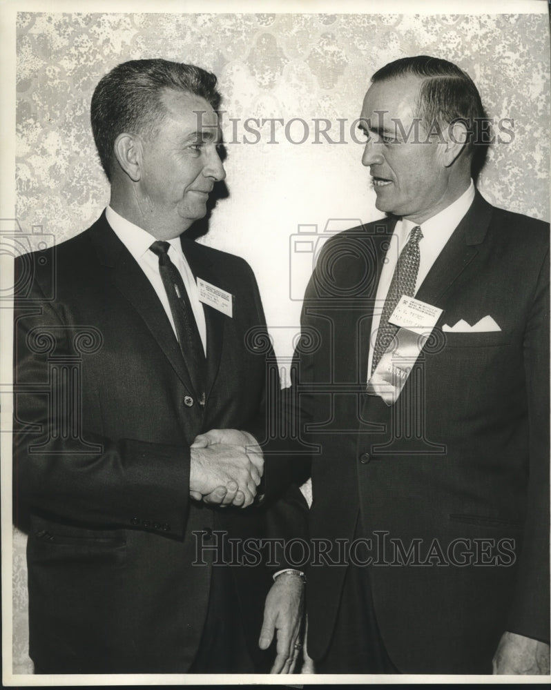 1964 Press Photo Roger Pierce of AIME presents award to J.P. Everett in New York- Historic Images