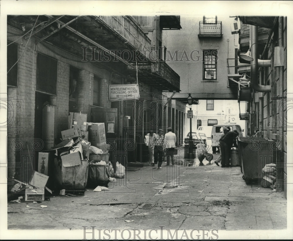 1975 Press Photo The 200 Block of Exchange Alley, with trash and debris.- Historic Images