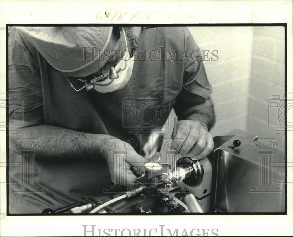 1978 Press Photo  Dr. Miles Fredlander reshapes a cornea - Historic Images