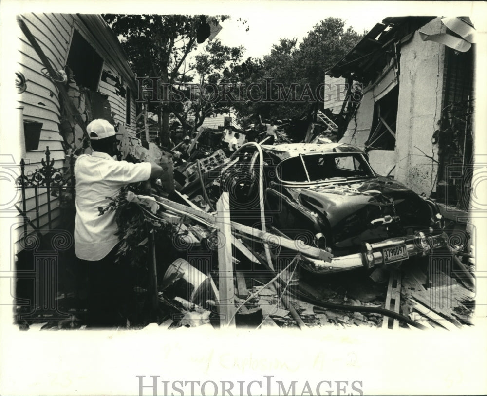 1979 Press Photo Fireman inspects damage after home explosion, New Orleans - Historic Images