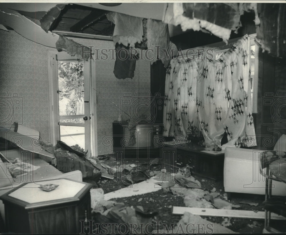 1975 Press Photo Bedroom of one of 11 homes damaged by Bissonet Plaza explosion.- Historic Images