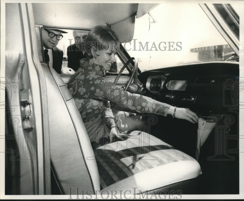 1970 Press Photo Mrs. William Fagan shows her litter bag at Lakeside Center- Historic Images