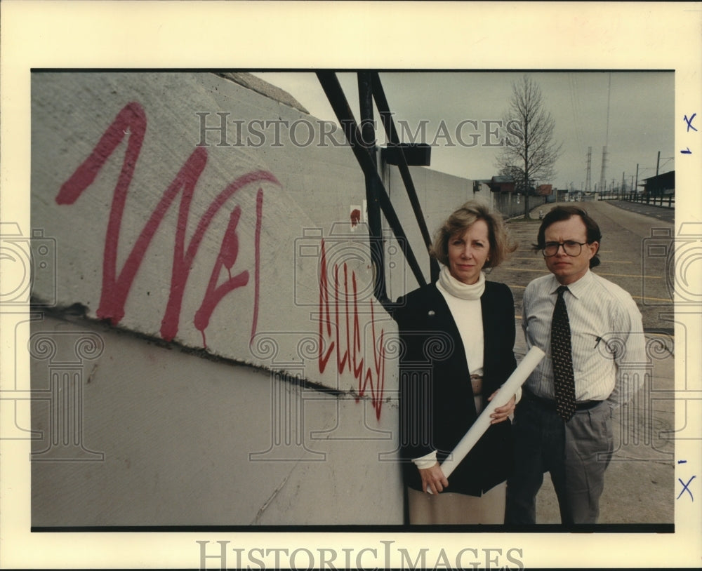 1969 Press Photo Shannon Evans &amp; Lake Douglas beside vandalized floodwall