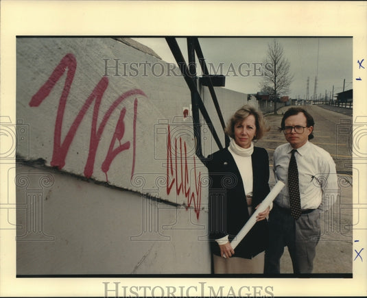 1969 Press Photo Shannon Evans & Lake Douglas beside vandalized floodwall