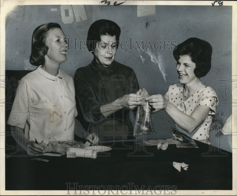 Load image into Gallery viewer, 1964 Press Photo Mothers of New Orleans Academy students as hostesses at supper
