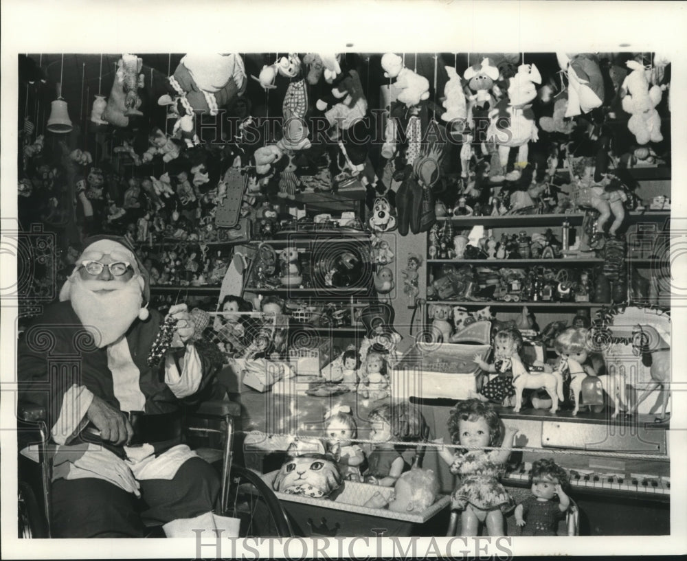 1971 Press Photo Anna Marullo Ejans as Santa at Happiness Exchange Newlands St.