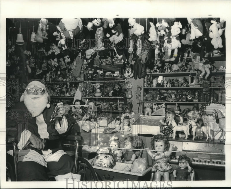 Load image into Gallery viewer, 1971 Press Photo Anna Marullo Ejans as Santa at Happiness Exchange Newlands St.
