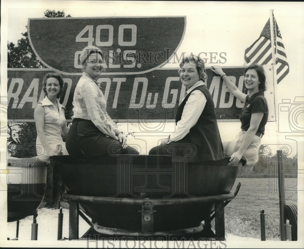 1975 Press Photo Gumbo cookers - Mrs. Hugh Evans, Jr. and other volunteers- Historic Images