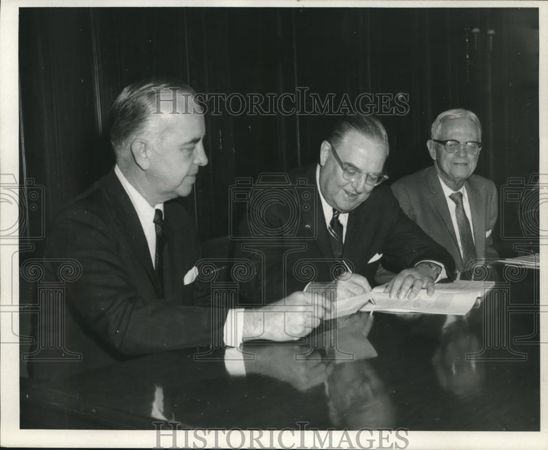 Load image into Gallery viewer, 1969 Press Photo Holmes Boat Sale, Trumble, Evans and Frady - nob07994
