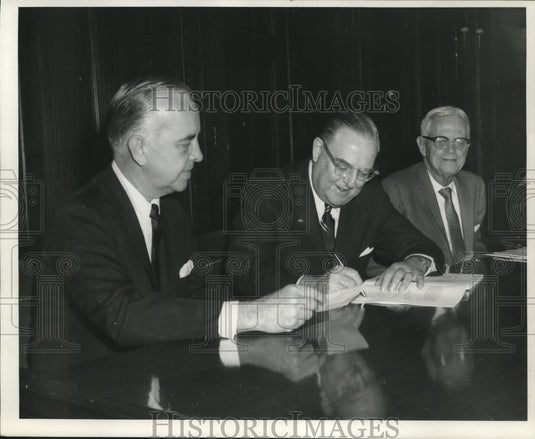 1969 Press Photo Holmes Boat Sale, Trumble, Evans and Frady - nob07994