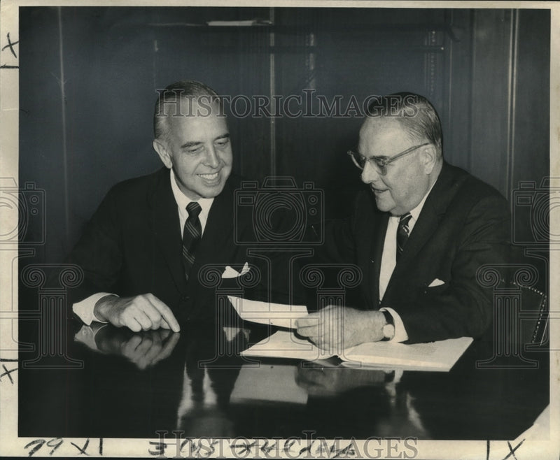 Load image into Gallery viewer, 1969 Press Photo Finalizing Holmes Bond sale, Morrell F. Trimble &amp; Hugh M. Evans
