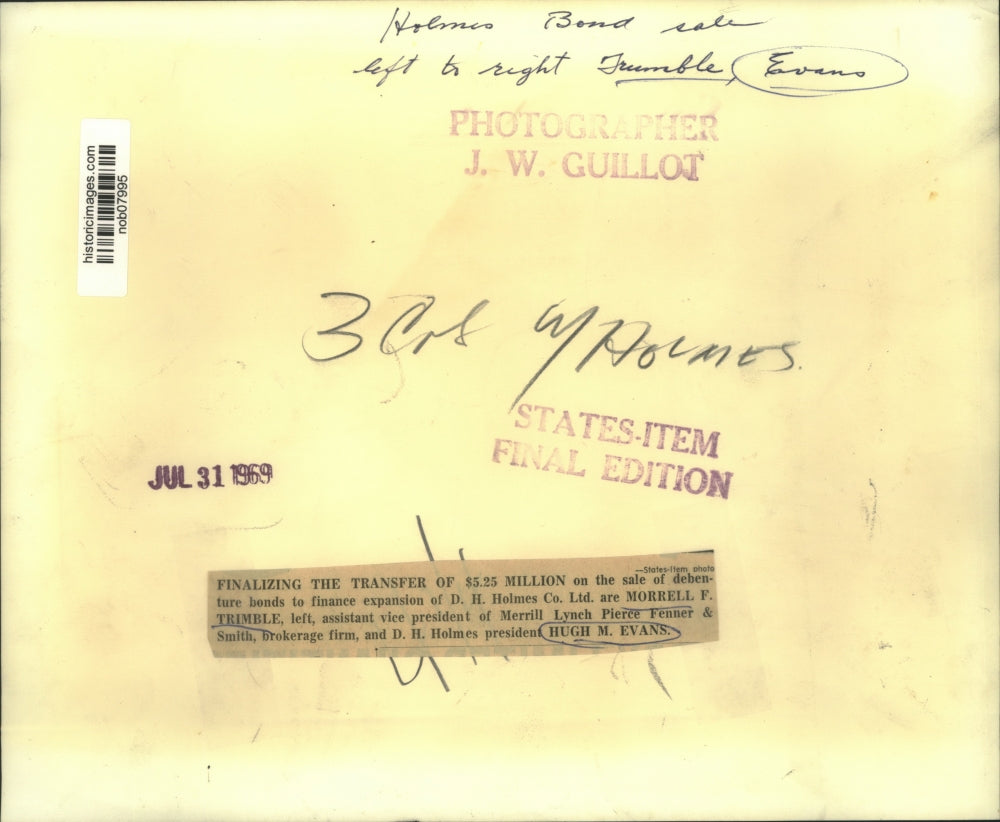 1969 Press Photo Finalizing Holmes Bond sale, Morrell F. Trimble & Hugh M. Evans
