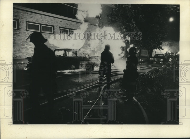 Load image into Gallery viewer, 1978 Press Photo Firemen on the scene of a raging fire - nob08074
