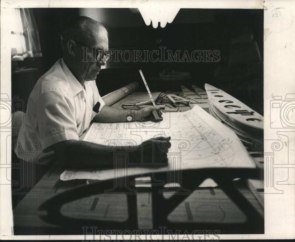 1969 Press Photo S. Ellsworth Sims studying blueprint for his homemade plane